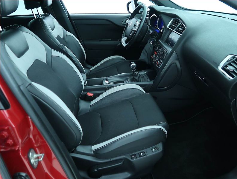 Citroën DS4 (2015) 1.6 e-HDi, Serv.kniha, Navi - fotka 9 z 18