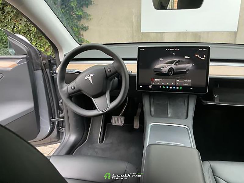Tesla Model Y (2023) Long Range AWD 4×4 - fotka 7 z 10