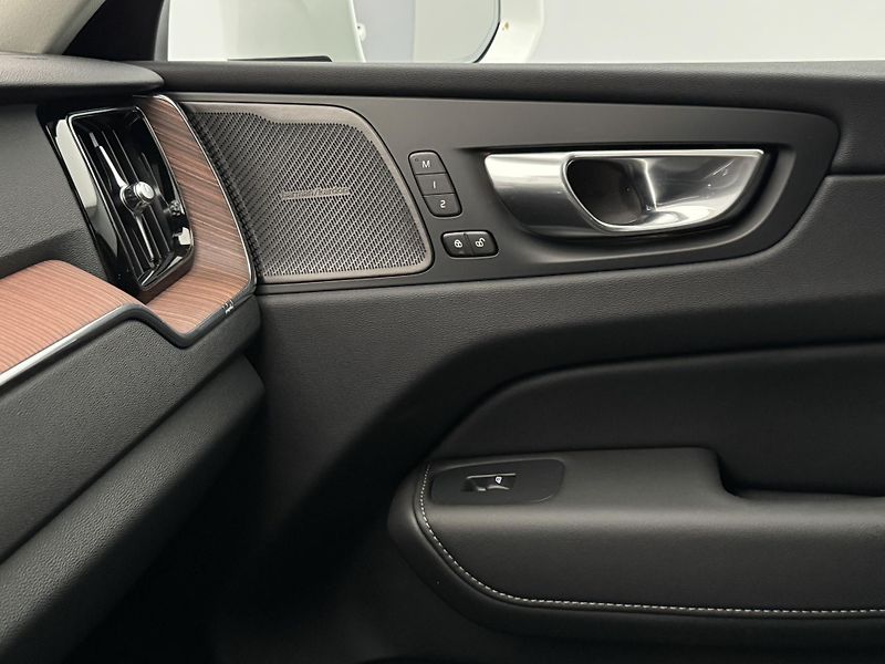 Volvo XC60 T8 AWD RECHARGE BRIGHT PLUS - fotka 30 z 48