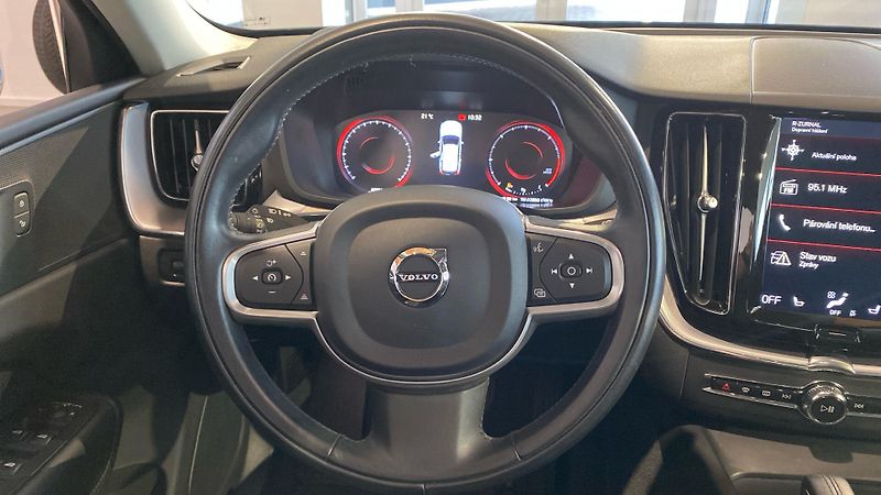 Volvo XC60 MOMENTUM PRO, B4 AWD, 145+10 k - fotka 13 z 26