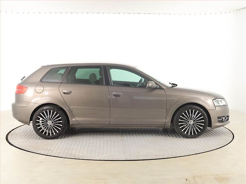 Audi A3 (2012) 1.6 TDI, Navi, Xenony - fotka 6 z 16