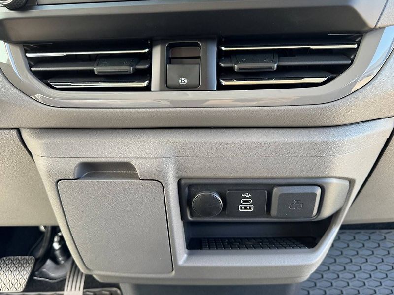 Volkswagen Caravelle (2026) 17kWh Life DR 2,5TSI - fotka 13 z 23