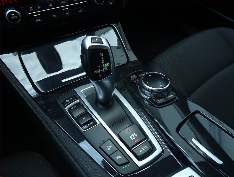 BMW Řada 5 (2015) 525d, 4X4, Automat - fotka 13 z 22