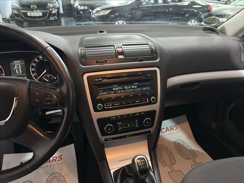 Škoda Octavia 1,4   TSI FAMILY XENON ŠÍBR TZ - fotka 15 z 45