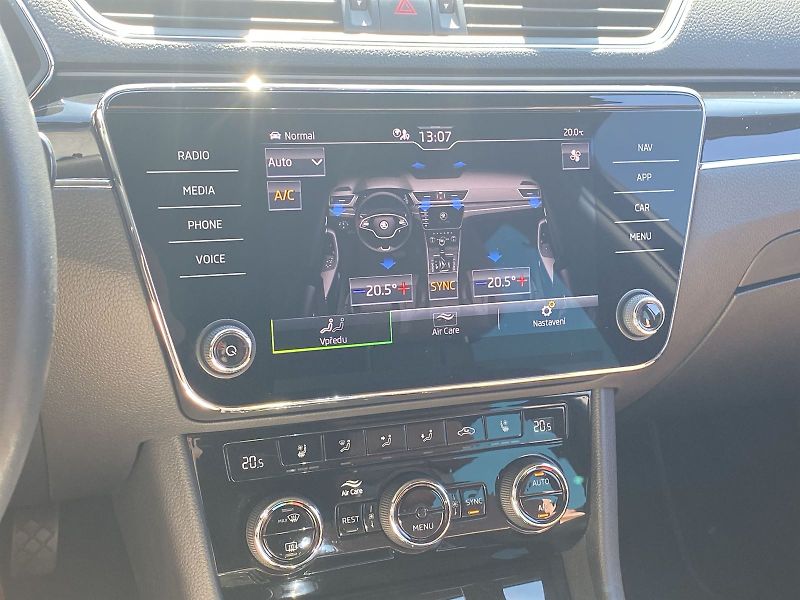 Škoda Superb (2023) Combi 2.0 TDI DSG L&K - fotka 17 z 35