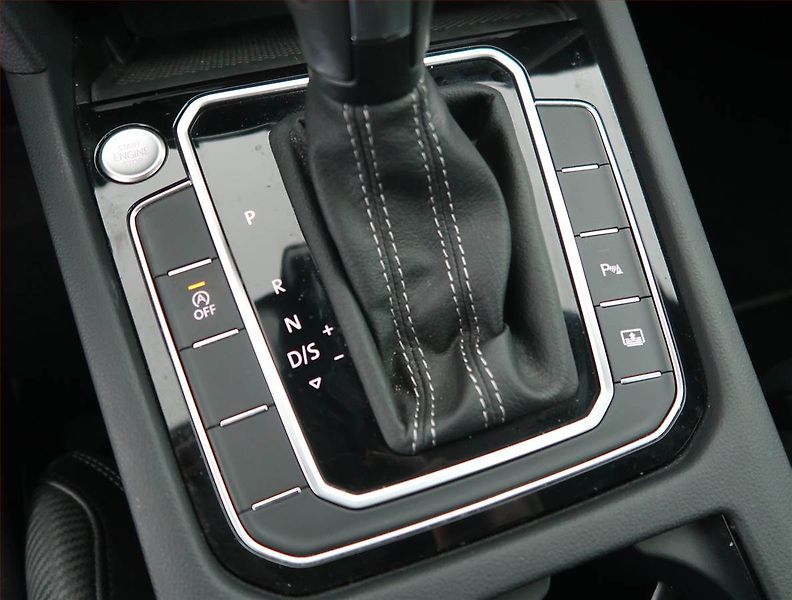 Volkswagen Passat (2022) R-Line 2.0 TSI - fotka 16 z 23