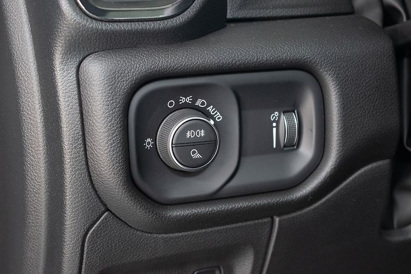 Dodge RAM 5.7 HEMI BIGHORN 4x4*PPF*ČR 1M - fotka 17 z 49