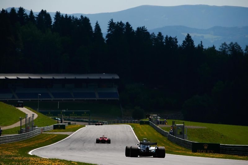 F1 2017 GP Rakouska - Valtteri Bottas (Mercedes) skvělým startem ujíždí svým soupeřům