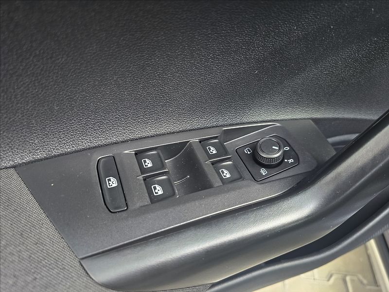 Volkswagen Taigo 1,0 TSi 70KW Life NAVI STK DPH - fotka 14 z 41