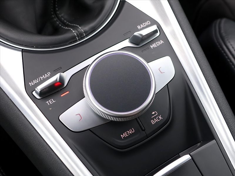 Audi TT 1,8 TFSI 132kW S-line 1.Maj - fotka 17 z 25