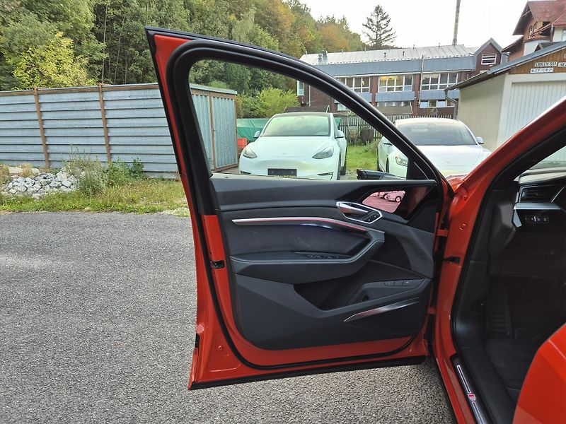 Audi e-tron 55 QUATTRO 300kw SOH 95 % - fotka 36 z 49