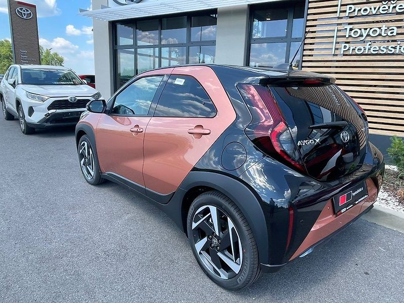 Toyota Aygo 1.5 Hybrid automat Executive - fotka 5 z 24