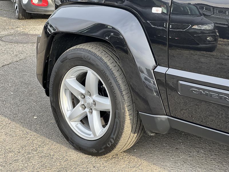 Jeep Cherokee 2.8CRD MANUÁL 6.R.ST. KLIMA - fotka 35 z 38