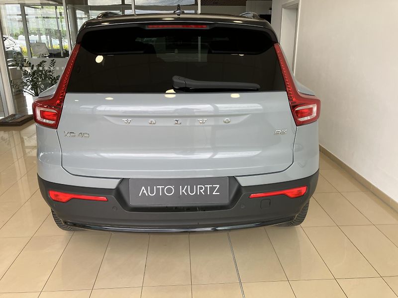 Volvo XC40 B3 FWD Plus Dark AT7 - fotka 8 z 39