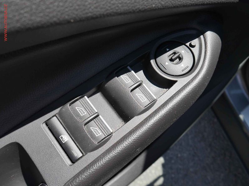 Ford Kuga (2015) 2.0 TDCi 4x4, ČR, AC, xenon - fotka 12 z 20