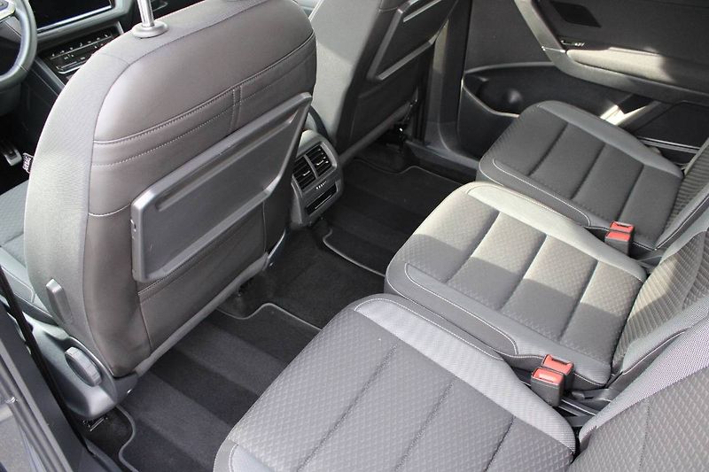 Volkswagen Touran (2023) 2.0 TDI 110kW DSG LED - fotka 14 z 34