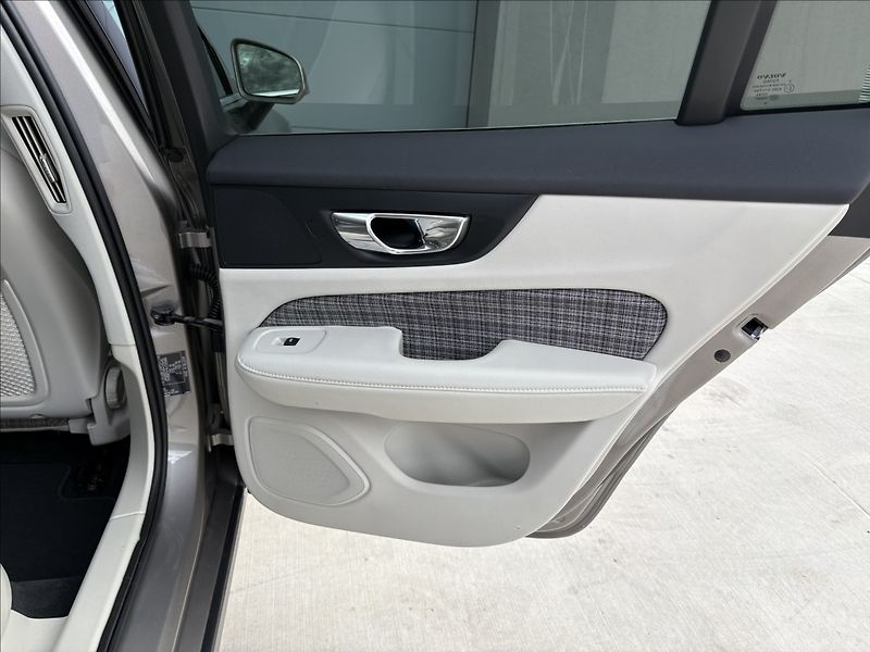 Volvo V60 2,0 D3 110 KW MOMENTUM MANUAL - fotka 21 z 26