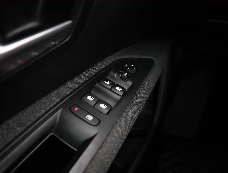 Peugeot 5008 (2021) 1.5 BlueHDi, 7 míst, ČR,1.maj - fotka 16 z 20