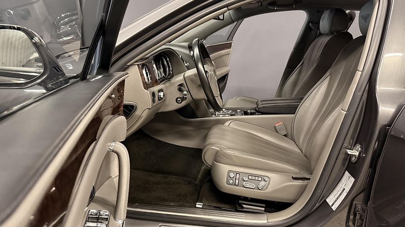 Bentley Flying Spur (2016) 6.0 W12,630PS-335KM/HOD,KRÁSNÝ - fotka 29 z 55