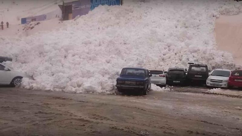 Lavina si naštěstí nevyžádala žádné životy a ani zranění.