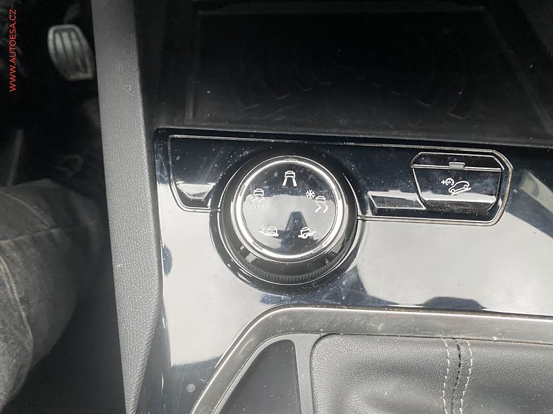 Peugeot 3008 (2019) 1.5 HDi, Allure, LED, kamera - fotka 15 z 18