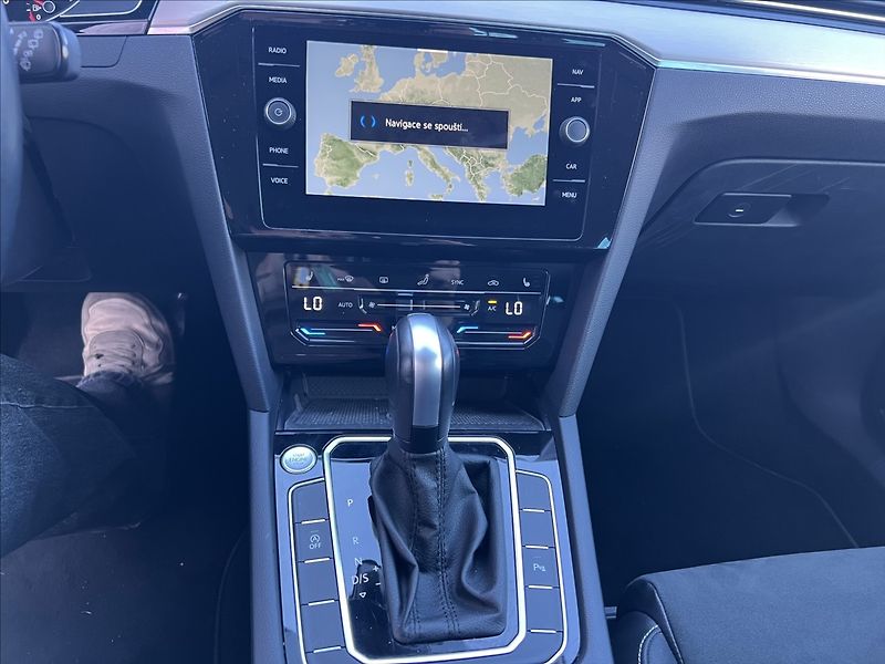 Volkswagen Passat 2,0 TDi DSG ELEGANCE MATRIX - fotka 27 z 32