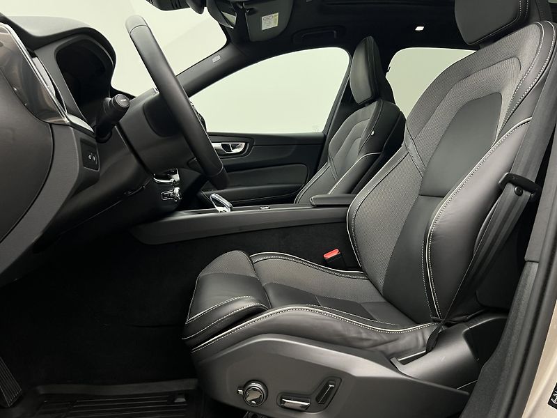 Volvo XC60 T6 AWD DARK PLUS RECHARGE AUT - fotka 3 z 49