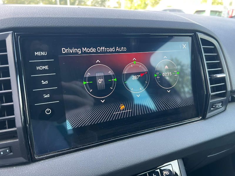 Škoda Karoq Sportline Exclusive 2,0 TDI 11 - fotka 19 z 30
