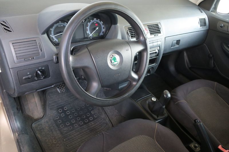 Škoda Fabia (2005) 1,2 47 kW Klima ČR STK do 7/28 - fotka 9 z 33