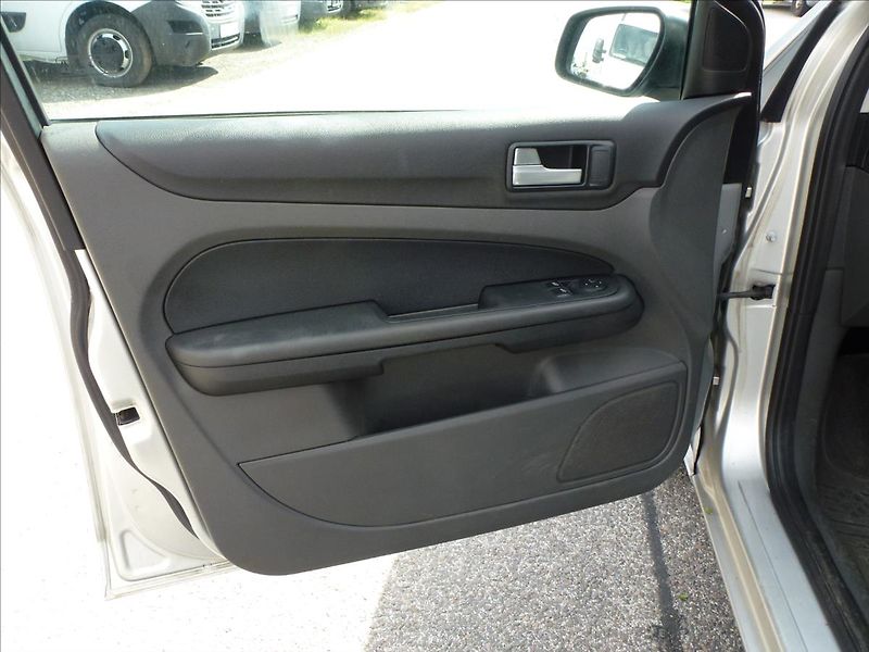 Ford Focus 1,6 16V NOVÁ STK,Klimatizace ! - fotka 15 z 48