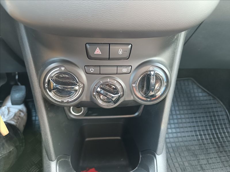 Peugeot 208 1,2 i - fotka 12 z 17