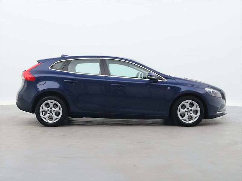 Volvo V40 1,6 D2 115 Summum - fotka 8 z 30