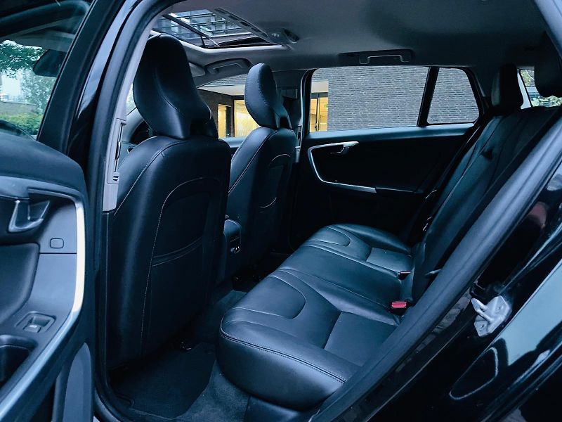 Volvo V60 2.4D4 5V AUTOMAT KAMERA TAŽNÉ - fotka 33 z 50