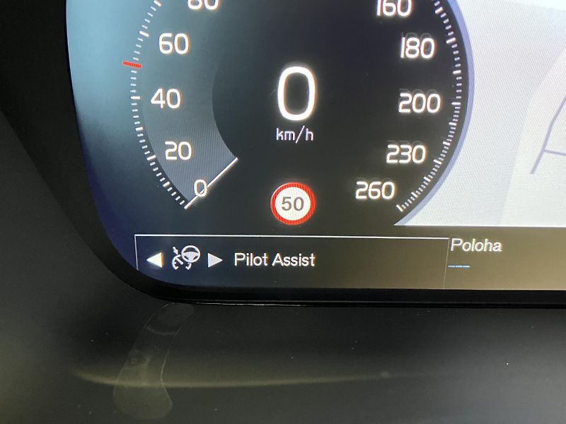 Volvo XC40 B4 Momentum Advance AT8 - fotka 29 z 41