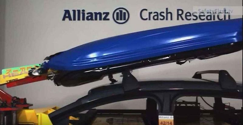 Pojišťovna Allianz čas od času prověřuje, jak může být určité počínání motoristů nebezpečné