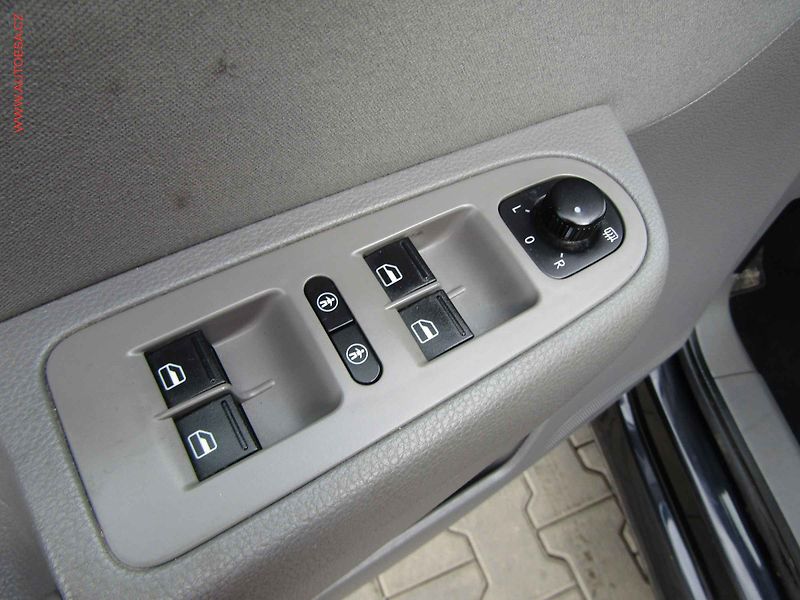 Seat Alhambra (2013) 2.0 TDi 7míst, servis.kniha - fotka 12 z 21