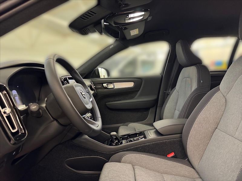 Volvo XC40 (2025) 2,0 B3 FWD Plus Dark 8367 - fotka 7 z 15
