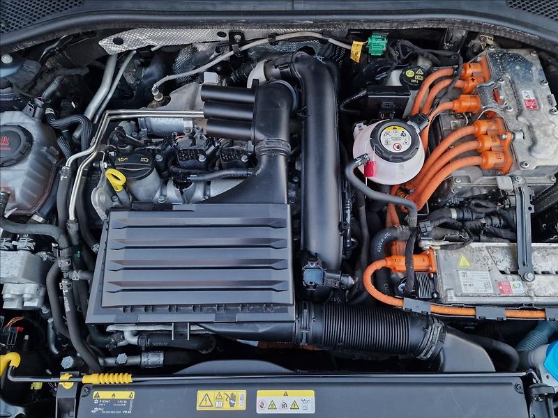Cupra Leon 1.4TSI e-HYBRID 180kW DSG ST - fotka 43 z 50
