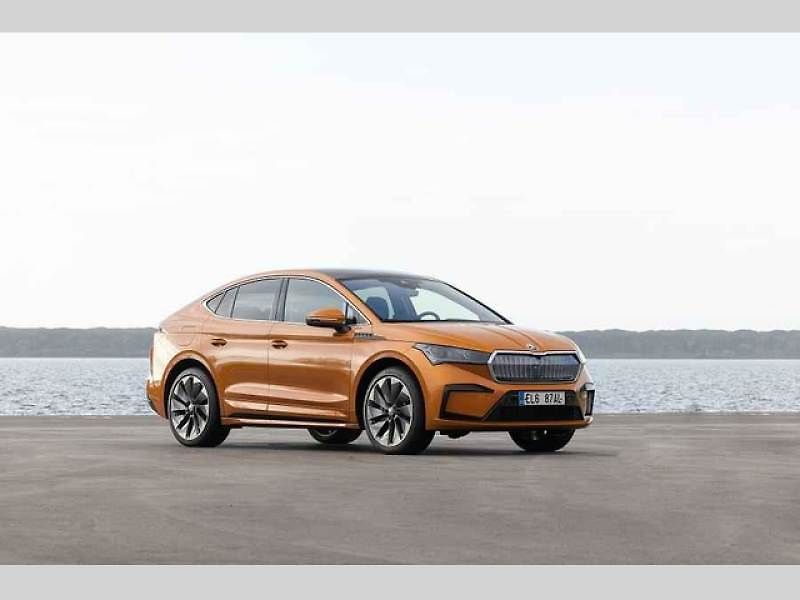 Plně elektrické SUV Škoda Enyaq Coupé iV (na snímku) se představilo v roce 2022 a vzbudilo u zákazníků velký zájem. Automobilka zrychluje svoji elektrickou ofenzivu: do roku 2026 představí tři zcela nové elektrické modely a další budou následovat.