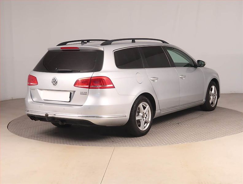 Volkswagen Passat (2013) 2.0 TDI, Automat, Navi, Xenony - fotka 5 z 17