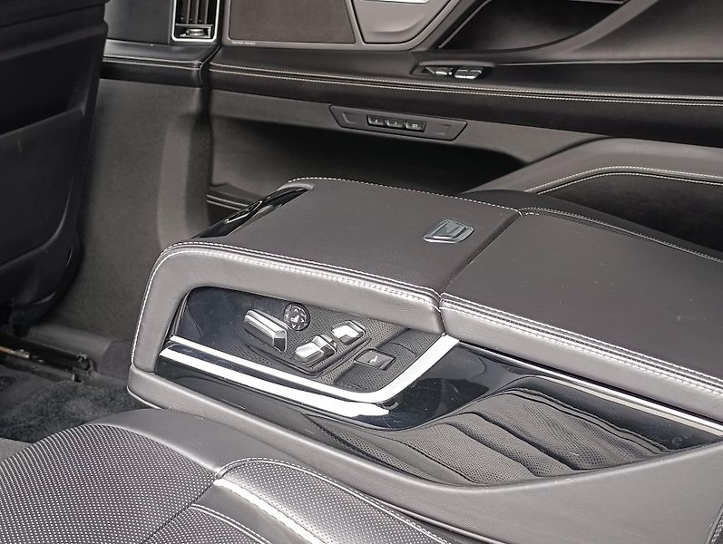BMW Řada 7 750Ld BLACK FIRE ČR 1.MAJ - fotka 17 z 49