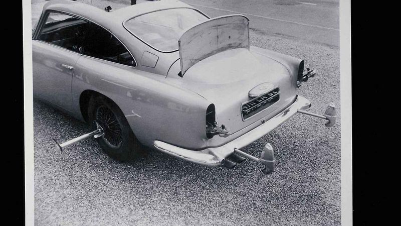 Aston Martin spustil výrobu bondovské DB5. Bude mít i některé filmové vychytávky