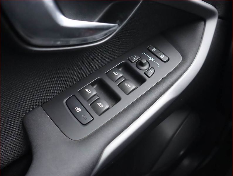 Volvo V40 (2019) 1.5 T3, Automat, Serv.kniha - fotka 17 z 19