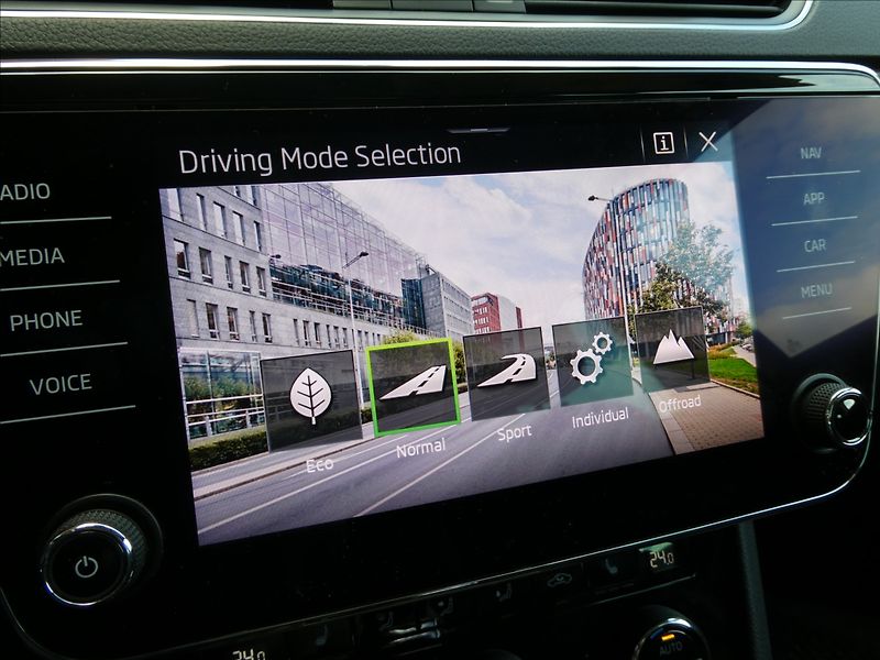 Škoda Superb 2,0 TDi 147kW SCOUT,DSG,4x4,DP - fotka 35 z 49