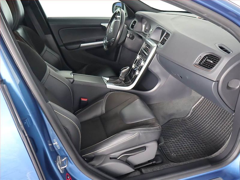 Volvo V60 (2018) R-Design D4 2.0, Automat, Kůže - fotka 8 z 19