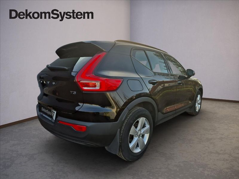 Volvo XC40 1,5 T3 FWD Momentum - fotka 3 z 17