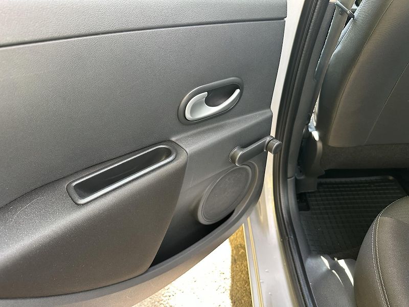Renault Clio (2011) KOMBI 1.2 16V/76kW * 1.Maj.    - fotka 25 z 33
