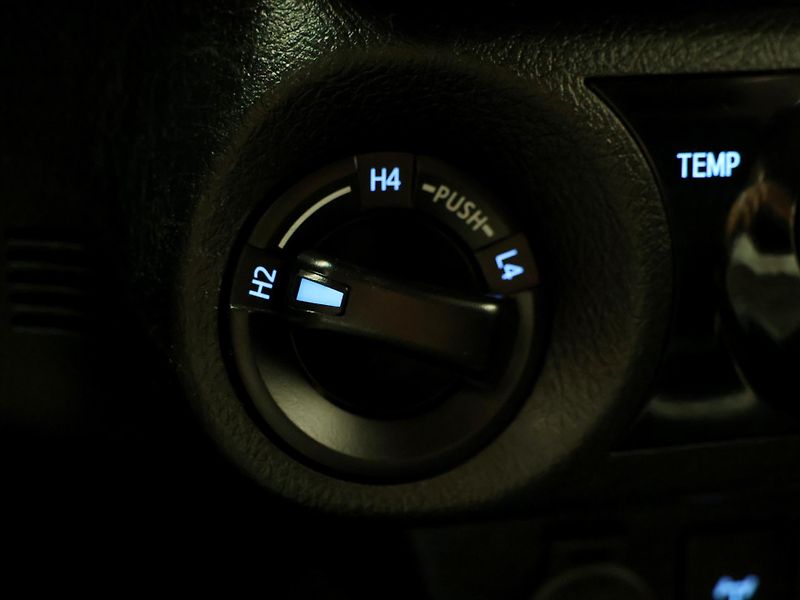 Toyota Hilux 2,4 D-4D 110kW Automat Tažné - fotka 19 z 28