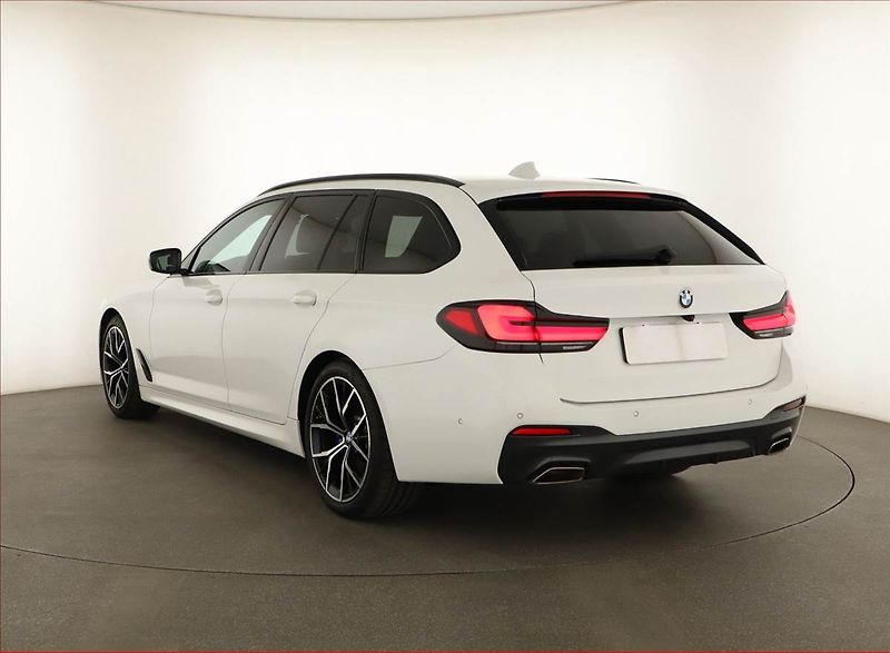 BMW Řada 5 (2021) 540i xDrive - fotka 4 z 20