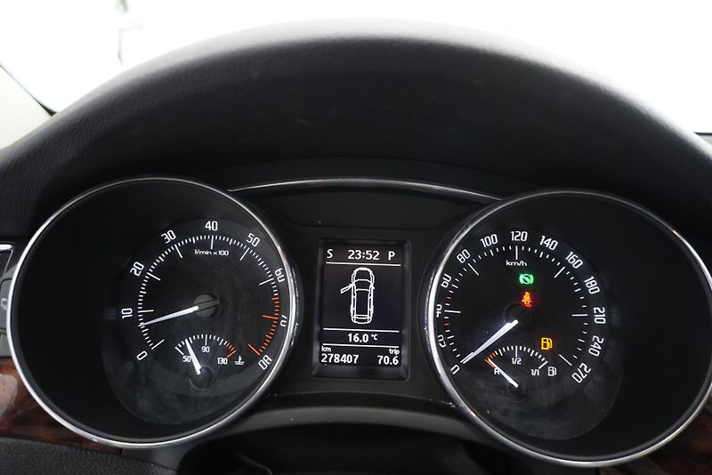 Škoda Superb 3.6 V6 191kW 4x4 REZERVACE - fotka 19 z 36